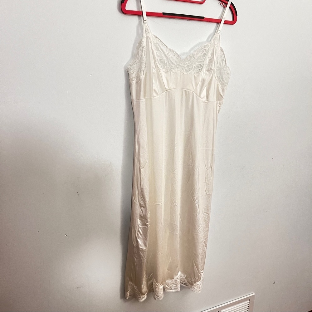 Wonder Made White Satin Feel Chemise VINTAGE with Lace Trim and Empire Waist - Picture 7 of 12